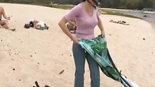 Vulgari mergina nori, kad partnerio cumshot užpildytų savo intymią skylę aistringo sekso pabaigoje. Tai atsitinka, kai lėlė pradeda daužytis su draugu. Ji šoktelėjo apsilankyti pirmojo skambučio metu, o kalė jau buvo pasirengusi važiuoti savo dideliu Kukanu.  Tada geras šūdas prasideda įvairiose pozicijose. Apskretėlė pagauna šurmulį ir malonumą, gaudama laimę iš malonių pojūčių per tarprasinį šūdą, o afrikietis Celikas ruošiasi išvemti storo ejakuliato jūrą į išorę.  Trobelė garsiai aikčioja ir rėkia, gaudama ekstazę iš ebalovo pūlingoje, o Creampie bus jų šūdo pabaiga.