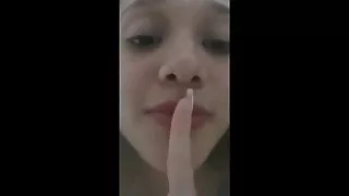 Adriana Chechik pakliuvom ir bus ašara į visas skyles.  Platus lūpų apskretėlė puikiai rašo, jos pūlingas turi neįtikėtiną pajėgumą, o jos subingalvis yra be dugno. Juodas vyras su milžinišku gaidžiu atneša apskretėlė į analinį orgazmą, stumdamas juodą meilės gaidį į rėkiančio nympho asilą per visą jo ilgį.  Anga purškia baltą sochivą,kuri atsiranda ištirpus lubrikantui, kad būtų galima smagiai praleisti laiką. Iškrypusi apskretėlė džiaugiasi ekstaze ir rėkia, reikalaudama daugiau aistros iš savo tamsiaodžio meilužio.  Kai falas pašalinamas per išangę, prolapsas krinta, tačiau prostitutė masturbuojasi pirštais, kad išgyventų akinių laimę.