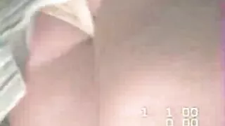 Geras čiulpimas į telyčios gerklę pov rodo ploną blondinę, kuri ilgą laiką kelia priešais kamerą, skleisdama sėdmenis į šoną ir šiek tiek masturbuodama savo pūlingą. Tada liesas rodo, kaip čiulpia gaidys