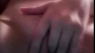 Žmogus tamsino busty merginą kurorte, kuriame ji baigėsi po lyties. Viskas prasidėjo nuo pažinties kavinėje, kur vaikinas vaišino jauną moterį gėrimu, o paskui pakvietė į savo kambarį. Turistas mielai skleidė savo šlaunis, nepaisant to, kad asilas paprašė paimti savo gaidį iš fotoaparato. Sušikti raugintos kūdikis mėgsta užsiimti ir čiulpia gaidys pirmą kartą.  Intymumo motyvacija buvo pinigai, kuriuos atvykęs samarietis pažadėjo duoti savo malonumui. Jausminga Koketė bute pasidavė vėžiui, tačiau pabaiga su creampie įvyko misionieriaus pozicijoje. Laiminga pabaiga atėjo į privatų vaizdo įrašą 18+.