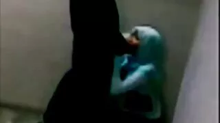 Nuostabaus kūno patelė glosto juodojo vyro lytinį organą, su kuriuo moteris pirmą kartą pasimylės. Mergina dar bandė pornografiją su Afrikos Celik, kuris patinka su burna, kai vyrai pasirodo rėmelyje.  Kakta turi įspūdingą varžtą, o varpos storis yra proporcingas plonai moters rankenai. Milžiniškas gaidys su kamuoliais greitai persikelia į pūlingo gelmes, o tai sukelia visišką orgazmą. Kiaušiniuose susikaupė tiršta sperma ir yra pasirengusi išsiveržti į išorę kvapnaus ebalovo gale su balta trobele.  TanAnochka užfiksavo laimę ir kruopščiai baigėsi, nes tamsus meilužis pasirodė esąs super šūdas su ja.