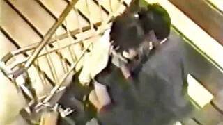 Lotynų kalė gauna buzz iš žmogaus Didelis Gaidys, kuris shoves jį giliai į savo nusiskuto skylę ir fucks sunku ant sofos. Nuo aistringo fuck, jie abu gauna buzz ir orgazmą, o draugas tęsia pornografiją prezervatyvu ir atneša savo plyšį į ekstazį, paspaudus save į sodrus asilas. Apskretėlė virpesius bandelės ant kameros.