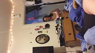 Jauna šviesiaplaukė kalė su pigtails fucks su stepdad savo amžiaus ir baigiasi daddy ' s big gaidys po sekso. Konkurso moksleivė suteikia meilų čiulpimą subrendusiam vyrui ir gauna pakliuvom į veidą iki galutinio orgazmo ant gaidžio