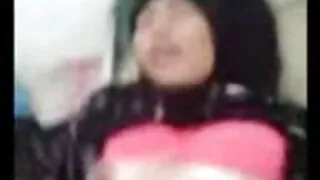 Nimfos pasirengti algebros egzaminą. Moksleivės turi tik vieną gaidys galvoje, bet J abu nori atsipalaiduoti, bet tik marle non brunetė fucks jos pūlingas, po kurio ji siunčia fotografiją savo draugui su Cunnilingus pasiūlymą. Laižyti po stalu yra nepatogu, o dar sunkiau tramdyti kūną užvaldančias emocijas. Kai tėtis nusprendžia pailsėti, kalės plauna miegamajame.   Lesbietės Draugės mieliau trina savo pūlingą, o ne mokosi, jos mėgsta saldžius bučinius, bet neužkemša. Granito mokslų graužimas nėra toks malonus, kaip cumming nuo švelnių glostančių liežuvio judesių aplink klitorį.
