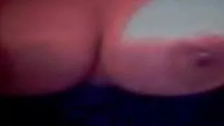 Ryškios se Abiti suknelės yra raktas į sėkmę viliojimo įgūdžiams. Šiandien brunetė Se se kojinės turėjo greitą seksą su meilužiu, kuris, atrodo, neturi planų fuck, bet suknelė vilioja gaidys į spąstus ir taip pat apskretėlė burną. Taip, įžūli Senorita nuostabiu būdu duoda čiulpimą, kuris negalėjo padėti, bet ištirpdė ledą geidulingo žioplio širdyje.  Jis išvyniojo degančią kalę su vėžiu ir tinkamai pakliuvo į šlapią gražuolės pūlingą, tada pora kelis kartus keitė pozicijas, o galų gale kaprizingas meilužis su didžiule voverės dalimi atsidūrė ant Madam papų.  Gražuolė sumaniai šypsojosi, planas buvo sėkmingas
