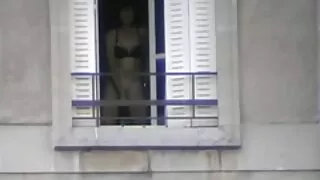 Spalvingas grožis Kisha Pilka mėgsta vaikino kompanioną. Lovelace taip pat parodė sveiką vyrų susidomėjimą ja, kuris persimetė į seksą.  Atostogų išvakarėse studentas Se se vėl atėjo į paskutinį ir beveik sudegino. Pradinėje būsenoje mergina dulkina savo draugo vaikino didelį gaidį su savo asilu, kad Zhiganas amžinai prisimintų šį analinį.  Prieš Analinis Sušikti, Brunetė meistriškai scribbles jos pūlingas su savo burną, demonstruodama nepakartojamą techniką čiulpimo, ir hahal laižo savo pūlingas ir įsiskverbia savo išangę su savo liežuviu. Sumušti vietą lengva, nes kekšė ne kartą praktikavo analinį malonumą su meilužiais.