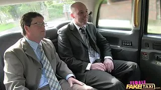 Pissing Pornografija su BDSM elementais prasideda nuo to, kad moteris ant platformos vaikšto ant savo vergės, kuri tyliai guli ant grindų ir atveria burną, kad botagu vykdytų savo viršininko seksualinius įsakymus. Jis tupėjo žemyn ir įsiutęs į burną, kai liežuviu važiavo ore. Tada sėdėkite ant veido su pūlingu.