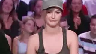 Blondinė shabolda gėrė bare, o moteris nebuvo šeimininkė, kad prisigertų. Po gausaus alkoholio kiekio vyrų minia vadino kalę. Dėl to liesa blondinė prašo savęs surengti gaujos sprogimą kalei. Liekna sekso žmona atsigulė ant nugaros, patogiai atsisėdo ir pradėjo tikėtis daugybės eldakų.  Ilgi gaidžiai vienu metu pateko į išsivysčiusią krasopetochki burną ir siauras skyles. Karšta moteris su kiekvienu nauju prisijungusiu vaikinu girgždėjo iš laimės. Sugedęs cocksucker buvo laimingas, kad nukrito be jėgos,buvo sunku pakliuvom raguotas fucks krūva, padengta cum.