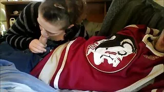 Chubby Brunetė bando ant suknelės vakare priešais draugą, kuris tyliai žiūri į skaldytą grožį. Jos didelės krūtys įspūdingai atrodo be liemenėlės, tačiau didelis papų dydis turi savo trūkumų. Puff vestito raudonoje suknelėje, papai sukasi iš iškirptės, rodydami suknelės išorę kaip du elementus, kabančius su speneliais. Buferiai yra ištempti pagal savo svorį, ir tai atsispindi bendroje melžimų formoje.   Stora Mergina vilki juodą vakarinę suknelę, bet tada visiškai nusirengia, suteikdama khakhlui apmąstyti žavesį. Pirmasis variantas yra įdomesnis, o Kelnaitės nebuvimas nuskustas pūlingas leidžia kalė erzinti vaikiną su imitacija, kaip jie bus šūdas vakarėlyje.