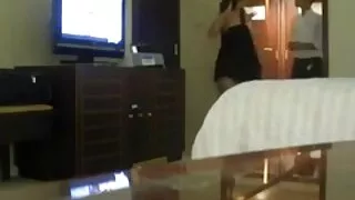 Atrodo, kad Shabolda vaikinus keičia kaip pirštines. Krut Kr Shka pažodžiui suteikia pirmąjį susitikimą, ir šiandien jis atnešė naują partnerį į savo namus. Šviesiaplaukis asilas puikiai čiulpia gaidį ir dulkinasi su nauju vaikinu, nes prieš tai buvo daug mačo, iš kurio kraechka išmoko meistriškai dulkintis.  Uždeganti meilės kunigė šokinėja iš viršaus, paskui virsta vėžiu ne tik norėdama įtikti vulgariam pūlingo mylėtojui, bet ir smagiai praleisti laiką viena. Pasitikintis Chica mėgsta įvairovę, todėl dažnas kalės padėties keitimas nėra pirmas kartas.  Kai jis gauna nuobodu teikti Pūlingas pagal vieneto, iniciatyvos velnias pradeda žodžiu patenkinti Faker.