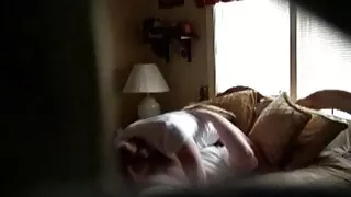 Blondinė Kenzie ta TaLor degina prekės pristatymo laiką klientams, tačiau meistras neskuba į darbą. Moteris paskambino savo draugo vyrui remontui ir uždengė jį plaukuotu Šiknius kaip premiją už viršvalandžius.  Milf negali permokėti, tačiau labai būtina sudaryti sutartį su žmogumi, kuris turi sumanias rankas.  Brandus gaidys vilioja atleta con su sultingais papai, patrauklus asilas, drooling burna daro čiulpimą, nes be siurbimo hardcore neveiks. Nimfa negalvojo nusiskusti savo pūlingo, nes nuėjo apžiūrėti patalpų, o ne dulkinti, bet kadangi viskas taip susiklostė, tada kažkieno vyro neturėtų paniekinti kailis.