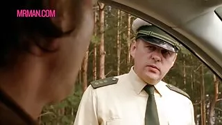 Mergaitė yra Mergelė, tačiau aštuonioliktojo gimtadienio proga ji ilgai neužsibuvo po savo gimtadienio. Jo tėvas nėra gimtoji, todėl jis jau seniai pažvelgė į lėlę su nuostabiomis formomis. Zylės išaugo tokios sultingos, kad vos tilpo į marškinių vidų. Susirūpinęs aplankas nusprendžia šūdas su savo dukra, mesti trapų asmenį ant sofos krašto. Ten prasideda aistringas šūdas stora pūlingas. Makšties skylė niekada nejautė tokių didžiulių daiktų viduje.   Intymioje skylėje buvo tik pirštas ir tamponas, mažylis ėmė garsiai dejuoti ir rėkti, kai pornografinė kraujomaiša prasidėjo nuo suaugusio vyro ant sofos.