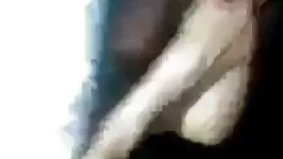Lana Ro trovato valymo metu rado analinį dildo ir norėjo surengti asilą su savininku. Jauna mergina įtraukė chromo se į cromato analinę jauną moterį raskochegaril iki ribos, kad plikas darbdavys su Geidulingomis dejonėmis paliko namus į terasą ir pamatė vykstantį pasitenkinimą savimi.  Vyras greitai orientavosi, siūlydamas apskretėlė ranką, kad gautų analinį malonumą. Tik vietoj metalo Gaidžio, nuskustas galvos turtingas žmogus ketino užrakinti apskretėlė į subingalvį, kad ji ilgai prisimintų seksą.