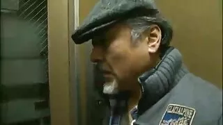 Romi Lietus yra freaking, valymo šūdas už Bill Baile. Vaikinas tapo įžūlus dėl neapykantos tėvo žmonai, kuri pasveikino motiną dėl krūtinės brunetės.  Niekšas viską daro iš nemalonumų ir iš principo nenori suartėti, tačiau geidulinga pamotė draugystės labui atidavė posūnį į virtuvę. Neklaužada kalė sugriebė savo subingalvį už rutulių, čiulpė ją ant kelių ir tada leido savo pūlingą ir asilą laižyti liežuviu.  Skylių šlifavimas truko beveik amžinybę, po to mielas pasodino jauniklį su vėžiu plovykloje.  Gaidys ant stalo atnešė pikantišką posūkį į poros santykius, dėl kurių kilo tokia vulgari paslaptis, apie kurią naujasis namo gyventojas negalės pasakyti savo vyrui.