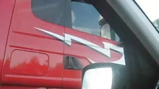 Šią dieną mama labai prisigėrė ir nebegalėjo slėpti emocijų: ji labai norėjo išbandyti jauną sultingą gražaus patino kūną. Įvaikintas sūnus galų gale sušuko motiną, arba girtas kraujomaiša prasidėjo nuo šeimos mansardos laiptų, o paskui persikėlė į miegamąjį. Ilgaplaukis gražus vyras sklandžiai nusivilko kelnes ir pakliuvo į Milf, kad kalė iškart išsiblaivytų. Kruopščiai išsiurbusi ilgą lygų varžtą, subrendusi apskretėlė pradėjo keisti visas skylutes po skylių ieškiklio odine adata.  Dorkas nesakė, kad jis pats paėmė šiek tiek alkoholio, todėl gaidys pasirodė esąs karštas pavydėti.