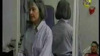 Vaikinas rankomis išspaudžia bandeles į nuogą merginą, kuri priešais jį guli ant šono ir šviečia tašku. Žinoma, moteriai tai patinka, nes išangės Masturbacija jai yra maloni ir jaudina.  Tai taip pat bus gražus asilas ir letena, nes jis įkiša pirštus ir sekso žaislą į skylę. Mergina iš tokių net gauna analinį orgazmą.
