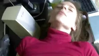Prekės ženklo Meilė Meilė buvo be sušikti tris mėnesius dėl savo vyro verslo kelionės. Santuokinė pareiga įvykdyti blondinę buvo niekas, o moteris buvo nusivylimo būsenoje. Vieną dieną jauni berniukai atvyko aplankyti jos dukters, kuri kreivai pažvelgė į šviesiaplaukę mamą, kuri plačiai pasklido prie baseino.  Žvalus Milf suviliojo du juodaodžius studentus už MZHM seksą, suteikdamas sau seksualinę iškrovą, o kuklūs vaikinai-nepamirštamą trise šūdo patirtį. Ponia elgėsi su dviem dideliais anglies gaidžiais kaip su profesionaliu čiulpimu ir nė vienas iš gaidžių nebuvo ankštas pūlingoje.