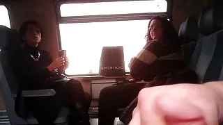 fa  Mergina paprašė pašalinti treniruotę namuose, o jos kambario draugas ją susprogdino su vėžiu, nes ji pradėjo nuo elastingo asilo išvaizdos.  Žavūs antblauzdžiai pasilenkė taip erotiškai, kad Kukano tipas atgijo kelnėse. Žavus pūlingo vidokas, piešiantis per prigludusį audinį, pažadino vyro geismą. Aštriu judesiu ji nusivilko sportinę aprangą kartu su apatinėmis kelnaitėmis ir tada linksmai paslydo į kreivą jauniklį.  Ji liko keturiomis, todėl vos galėjo atsispirti ir nejautė įsiskverbimo į makštį, o kai atėjo į protą, sperma uoliai ištekėjo iš krūties.