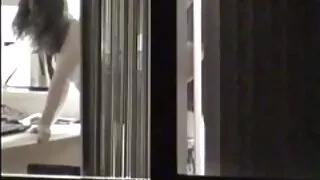 Kaip elgiasi Naujoji garsenybių kalė.  Filmavimo aikštelėje jis duoda dalykų, kurių pavydės kolegos asilai! Taip, ir porno žvaigždės aktorius yra patenkintas partneriu, kuris baigiasi purškimu.  Karšta Moteris desperatiškai suteikia šunų padėtį Žvalus gaidys įdėti meilės raumenis į skylę, o tada į burną. Sugedęs cocksucker fucks gražiai ir suteikia nuostabų čiulpimą iš brunetės. Paspauskite ant tikslo yra jo kelias, į kurį meilės kunigė yra visiškai suteikta, o shitty shit pasinaudoja. Sprendžiant iš darbų skaičiaus, jam labai patinka taip ryškiai kopuliuoti.