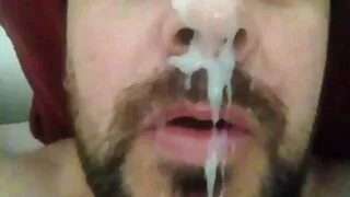 Subrendusi moteris turi problemų bendraudama su dukra, todėl ponia kreipėsi patarimo į terapeutą. Jis paprašė parodyti daugiau meilės ir rūpesčio giminaičiui, kurį ponia interpretavo neteisingai, nes lesbietė Motina, grįžusi namo, surengė pornografiją su mergina.  Jie abu apsinuogina, laižo šlapias skylutes ir įvairiose padėtyse dirba liežuviais, nuskustus makščius priveda prie aktyvios ir gausios rujos. Lėlės garsiai dejuoja ir pakyla iš gilaus šūdo, o ilgai lauktas orgazmas pasiekia kiekvieną pūlingą.  Kraujomaišos Pornografija baigiasi 69 pozicija ir skambiomis dejonėmis.