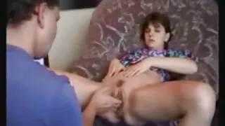 Kalės asilas yra tiesiog sukurtas tam, kad gautų šurmulį, tačiau tamsiaplaukė mergina tai supranta pati, nuolat kviesdama visus naujus hahalus. Lanksti Brunetė deepthroats ir myli gaidys asilas. Todėl kiekvienas šviežias vaikinas viduje pasodina didžiulį gaidį.  Ir šiandien vulgari lėlė pakvietė kitą moterį ir leidžia jums padaryti gerklę prieš analinį malonumą. Žaislai kompensuoja tik trūkstamą jaudulį, o begėdiška kurtizanė po preliudijos yra pasirengusi viskam. Odinė adata nenuilstamai užrašo įžūlios moters užpakalinę skylę.  Abu partneriai uždirba tikrą malonumą.