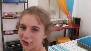 Elegantiška brunetė yra seksas namuose su vaikinu ant odinės sofos.  Didžiąją laiko dalį grakšti mergina su tatuiruotėmis suteikia vyrui čiulpimą, iš užpakalio gauna varpą šlapiame makštyje ir laukia, kol miestietis cum