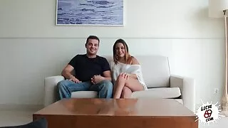 18 metų moksleivė su pigtails jau seniai norėjo pabandyti šūdas. Tai buvo būtina tik pasiimti ir suvilioti partnerį.  Grupės draugas Giliai pasodino didelį varžtą jaunai kalei, kai jis buvo pakviestas apsilankyti studijuoti fizikos pagrindų. Bet jis neveikė, bet jis sugebėjo šūdas. Vulgarus Paprastasis ėmėsi iniciatyvos ir laižė nuo galvos iki pagrindo kaprizingos Casanovos gaidį, nepaprastai jaudinantį naująjį mylimąjį. Begėdiška iniciatyva buvo išmesta ant sofos čia pat, o Didžiulis Gaidys prasiskverbė į makšties skylę, suteikdamas antrakursiui nepamirštamą jaudulį ir dangišką malonumą.