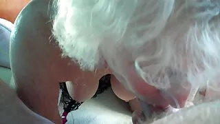 Busty babe burną ir asile fucks jos vyras. Liesas patinas Giliai įkiša savo ilgą gaidį į patelės burną ir pradeda sušikti dideliu greičiu. Ji yra susijaudinusi dėl to ir nėra painiojama, nes tada jie šūdas pūlingoje ir išangėje. Ji mėgsta seksą savo pūlingoje, burnoje ir subingalvyje, ypač nuo ryto iki lovos.