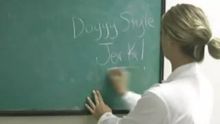 Mergina paprašė vaikino surengti jai ypatingą dovaną Grupinio sekso su draugais forma. Ji nori ne tik gero šūdo, bet ir tikro hardcore hd porno su dvigubu įsiskverbimu į išangę. Kad vyrų lytiniai organai ištemptų įtemptą asilą, aktyviai judėdami ten dideliu greičiu. Tatuiruotas vaikinas nebuvo prieš tai ir paskambino draugams, kurie iškart atėjo į nemokamą orgiją keturiems.  Todėl sunkus smūgis prasideda intymiuose susirūpinusios ir vulgarios kalės plyšiuose, aimanuojant sušikti iš kiekvienos pūlingos traukos į asilo ar šlapios pūlingos gelmes.