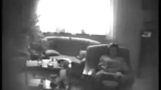 Vulgari kalė yra santykiuose su asmeniniu treneriu ir išsiuntė tekstinį pranešimą, kuriame ji rašo apie asilą.  Mano vyras pastebi vulgarius pokštus ir pyksta, tačiau Blondie nuramina savo sielos draugą, primindama valstiečiui, kad netrukus neturėtumėte jaudintis dėl svarbaus susitikimo. Raguota kalė lydi kvailą į darbą, o ji pati pakviečia juodaodį draugą namo. Pumpuojamas vaikinas uždeda makšties skylę ant varžto, ir ji be galinių minčių, apgaudinėja savo vyrą, turi didžiulį varpą, kuris maloniai juda makšties viduje.  Storas Cum fontanas išspjauna į išorę, o tai reiškia, kad Pornografija yra baigta.