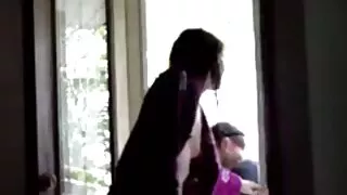 Sūnus s graži rusų pora turi švelnų seksą, kol creampie ant kėdės ir sofos, kur blondinė kūdikis jaučiasi arti turtų. Telyčia pliksta ne dėl kruopštaus šūdo su džentelmenu, o dėl jo materialinių turtų, o tai Rusijai yra retenybė. Gražuolė aistringai nuspalvina lėlę pūlingu su stačiu peniu, o Koketė suka akis. Džiaugsmas užpildo kūną, tačiau protas pasąmonėje išsprendžia neišsipildžiusius norus, kurie po nėštumo Tikrai išsipildys.   Savanaudis velnias taps vyresniojo žmona ir užtikrins sau šviesią ateitį.