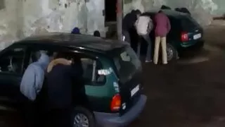 Nuodėmingas patinas prisipažįsta prieš savo meilužę, pasakodamas jai apie kitas merginas, su kuriomis ji dažnai būna pakliuvusi, o tada kalė supyksta. Ji yra natūrali savininkė ir netoleruos jokio bičiulio lojalumo. Norėdama išmokyti tatuiruotą žmogų, moteris uždeda vyrą jam ant nugaros ir pereina į moterų dominavimą, po kurio jis pradėjo čiulpti ilgą varžtą, pakeldamas jį į erekciją. BDSM anekdotų pabaigoje sekė visavertis gaidys, o erdvi makštis pritraukė Kukaną.   Viskas baigiasi creampie, o čiurkšlė išsilieja ant grindų, po to apskretėlė ramiai laižo spermą, kuri lėtai išteka iš pūlingo.
