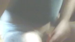 Trečius metus kalė bando čiulpimą iš nepažįstamų žmonių. Garbanotas juodas moksleivė sucks per skylę. Ponia greitai susijaudina, todėl pirmiausia ji paima į burną galingą sėklintojo gaidį, atlikdama gerą čiulpimą, tada jaučia malonumą, kol bagažinė patenka į sultingą skylę raitelio padėtyje. Gražios lūpos nervingai patraukia orą.   Babolububas neskuba, akivaizdu, kad asilas yra profesionalus ir yra pasirengęs atnešti malonumą finale į malonų orgazmą.