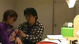 Gia Lissa išskrido atostogų į pasakišką kurortą, tačiau jos vaikinas ir draugai pateko į tenisą ir niekas nėra kompanija su raudonplauke letena. Tada numylėtinis paskambina vietiniam gidui, kad parodytų jai gražiausias nuostabaus pusiasalio vietas. Po kelionės laivu Pora nusileidžia dykumos saloje, kur tarp jų sklinda seksualinio potraukio kibirkštis.   Darlingas turėjo aistringą tarprasinį seksą laukiniame paplūdimyje su gidu, kurio galva su kiaušiniais tarp kojų yra daug didesnė nei džentelmeno. smurtinis šūdas ant smėlio baigiasi ejakuliacija ant liežuvio, kurio pakanka, kad įtiktų piktai gražuolei.