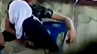 Nenuostabu, kad mergaitė šiandien įdėti makiažas ir įdėti į se suknelė se analinis kaištis su ja, todėl jūs negalite padėti, bet fuck Į Subinę. Saldainiukas trokšta ilgo Gaidžio burnoje ir išangėje, todėl jai padėti ateina kampas su galingu dideliu Gaidžiu, ji taip pat svajoja apie grožio asilą.  Norai sutampa, o dabar įsimylėjėliai linksmai plaka, nepaisant to, ar juos girdi visi, gyvenantys šioje gatvėje, nes begėdiška mergina rėkia kaip žadintuvas. Bet tai neįvyksta ilgai, elastinga huishche tam tikru momentu siunčiamas tepimas šildomas shabolde rotan.