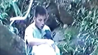 Graži liesa blondinė visą laiką sukosi aplink idiotą, aiškiai parodydama, kad jis nėra prieš seksą, ir galų gale tai įvyko.  Sušikti šviesūs, su vėžiu plikas dick gaidys buvo viršuje. Ir iniciatyva Tsatsa iš pradžių buvo šiek tiek drovus herojaus mylėtojas, bet po to, kai sėklintojas vėluoja pūlingas aliejuje su vibratoriumi, jis tiesiog ištirpsta. Tyliai tapo gyvas lovoje, Klajūnas sugebėjo sugalvoti tik naujas pozas, kad linksmintų ladybug.  Galiausiai kalė nugludino meilužio Eklerą, pasotintą įstumdama jį į skylę, ir ant veido gavo sultingo ejakuliato išskyras.