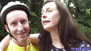 Seksas aliejuje ant mergaičių sofos ant masažo yra dvi lieknos Lesbietės, iš kurių viena turi plaukuotą Šiknius. Tai yra kalė, kurie mėgsta sėdėti ant veido draugas, kuris daro Cunnilingus, tiek cumming