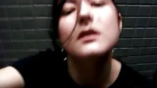 Jaunam studentui sunku sulaikyti erekciją ir medžioti pasimylėti su savo mergina. Mergina visiškai mėgsta mokytis.  Vyras ir dvi moterys užsikabina ant geros grupės fuck iškart po to, kai baigė visus atvejus, tai yra tai, ką mergina pažadėjo, jei asmuo nustoja lipti į savo kelnaites ir glamonėti savo papai. Neramus vaikinas piktinasi Mergele ir eina flirtuoti su bibliotekininke. Dėl to šis žygdarbis virsta epine trijule. Busty blond sucks gaidys ir virpesius savo žavesio. Brunetė nenori atsilikti nuo brandžios ponios ir taip pat atranda savo apetitą keliančias dalis.