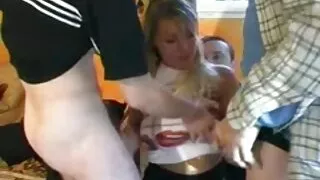 Suaugusiųjų mangos mėgėjas važiuoja metro, kur geriausiai žinomi seksualinio priekabiavimo atvejai. Vaiką taip jaudina seksas viešumoje, kad mergina nori tai patirti.  Mergina apsivelka trumpiausią sijoną, renkasi dryžuotas kelnaites, atsega palaidinę ant poros sagų, o po poros minučių įdegusią gražuolę pradeda kankinti iškrypėlis.  Vulgarūs komentarai ir nešvari išvaizda iš karto priverčia blondinę suktis. Dude tikrai nesitikėjo, kad po kalbos nesąmonės jis natūraliai pakiltų į savo kelnes už penį. Kalė godžiai sucks didelis gaidys ir nori greitai stumti jį Į Pūlingas.