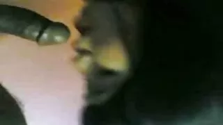 Amirah Adara gauna savo subinę pakliuvom dažniau, nei ji kvėpuoja. Prostitutės vieta buvo atrasta, tačiau ji grąžina jam nesugadintą išvaizdą su stebuklingu gėrimu.  Todėl dviaukštėje mergina atrodo tokia verta ir kukli, o po šūdo su minia iškrypėlių neatrodo kaip šūdas. Niūrus juodųjų gaidžių mėgėjas valdo kitą gerbėją, kuris stengiasi, kad tarprasinis seksas būtų švelnus ir malonus.  Jos sunkus ritė įsiskverbia į kiaušinių asilą, tačiau falo dydis yra įspūdingas. Gerbėjas turėtų stebėtis, kaip jam pavyko įgrūsti didžiulį gaidį į gražuolės užpakalį?