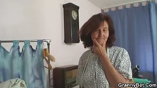Aukšta moteris dirba sanatorijoje, kur aplink yra tik vyrai. Ji mėgsta viską, nes galite prijungti grupinį seksą ir tapti pagrindiniu vaizdo orgijos aktoriumi.  Apgavikai Su malonumu pradeda spausti ir glamonėti šūvį, liesdami buferius ir jaudindamiesi nuogo kalės kūno. Mergina turi liekną figūrą, tvarkingus papus ir erdvų Šiknius, kur jie eina daugiau pisune, atnešdami lėlę į palaimą ir geidulingus ekstazės šauksmus. Kai kurie ebalovo dalyviai užpildė savo pūlingą su pasibjaurėtinu kremu. Sėkla išeina atlikus orgazmą.  Lašeliai spermos teka iš Pisi.