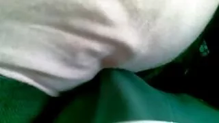 Liekna mergina nusirengia savo vaikinui ir lėtai sėlina ant jo sofos. Brunetė su gražiomis krūtimis suteikia švelnų čiulpimą ir lėtai trūkčioja nuo gražaus vyro Gaidžio. Bofrfrandas nori su žmona padaryti mėgėjišką vaizdo įrašą, kad tada vieniši vakarai prisimintų geriausias gyvenimo akimirkas. Krala žmogus atsigula ant grindų, o Brunetė stovi jam ant veido. Tik liežuvis ir pirštai liečia skylutes, o mergina iškart pradeda jaudinančiai dejuoti.  Didelis strypas abiejuose lizduose bus paeiliui, kad tamsiai trumpaplaukis mergina daug kartų gautų stiprų orgazmą.