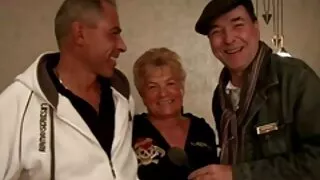 Emilis Elio yra įsimylėjęs savo svainį, kuriam dažnai nuobodu prie baseino dėl žmonos nebuvimo. Draugė Ariana pastebėjo, kokius įstrižus žvilgsnius pašnekovas meta į giminaitį.  Kai jaunos moterys pradeda pokalbį apie seksą, kuklus atima, nes jis neleidžia išdavystės šeimoje. Jau ryte svečias vilioja J Miss Vilis fucks su savo sesers vyru ir jos draugas padeda jai cum, kad tada ji pati turi pilną orgazmą.  Gaidys neatsipalaiduoja, nes jam nepaprastai svarbu mėgautis procesu ir ištuštinti orą, kai merginos patenkina fizinius poreikius.