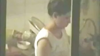 Raudonplaukė keliautoja gia aplankė Europos šalį, kur bandė įsijausti į praeities dvasią. Ji sutiko impozantišką vyrą, kuris parodė galantiškumą bendraudamas. Plikas širdžių ėdikas švelniai padovanojo Damai gėles, o ji už tai davė jam pūtimą apžvalgos aikštelėje ir visiškai pasidavė namuose.  Čiulpti gaidys gamtoje buvo toks svaiginantis dėl jaunos uodegos sąžinės, kad lovoje ji nusprendė visiškai pasinaudoti situacija. Įspūdingas meilės nuotykis panardino leteną į euforijos ir laimės būseną, nes meilužis pasirodė esąs sušikti ir nesavanaudiško meistras.