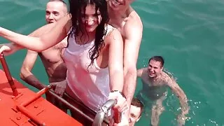 Mia Malkova žino, kaip įsimylėti vaikinus. Nenugalima blondinė su ryškiu kūnu pritraukia dėmesį ir atrodo. Todėl mielas Loganas prarado protą ir, būdamas meilės būsenoje, pasiūlė apskretėlė susitikti. Ji greitai patamsino džentelmeną, nutempė į lovą, kur švelniai pakliuvo.   Švelnus gražios poros seksas baigėsi spermos išsiskyrimu ant asilo, tačiau prieš ejakuliaciją buvo ilgas preliudija su išankstinėmis glamonėmis, intymumo bučiniais, erogeninių vietų laižymu. Tada atėjo neskubios aistringos kopuliacijos laikas, o įsimylėjėlių parodytas nesavanaudiškumas yra tiesiog susižavėjimas.
