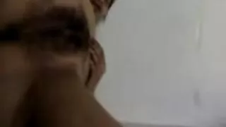 Valstiečiui labai pasisekė būti brandžios ponios visuomenėje. Galų gale, suchandra jau seniai galėjo prašyti vyrų, o tai reiškia, kad lovoje nebus jokių problemų. Begėdis lankstus šypsosi žaismingai ir šaudo akis, kai įžūlus maniakas stumia savo gaidį tarp jos papų.  Skardinės yra tokios geros gudriam grožiui, kad puikiai pakeičia makštį, tačiau netrukus ten bus rastas ir masyvus kandiklis.  Išlepinta meilės kunigė nedelsdama išskleidžia kojas, o nešvarus hahalas kruopščiai užmuša makšties skylę ilgiausiu ir storiausiu peniu, suteikdamas kalei neapsakomą malonumą.