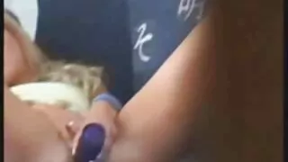 Nuomininkas Kenzie Reeves vėluoja mokėti už gyvenamąją vietą.  Vadybininkas rado nerūpestingą blondinę ir perdavė pranešimą apie iškeldinimą, reikalaudamas atlaisvinti patalpas. Mergina varvėjo iš baimės ir pasiūlė jaunuoliui pasimylėti.  Tuo pačiu metu namo sa ininkas Ertas tris kartus užliejo spermą iš užeigos pūlingo, kuris patyrė tokį smurtinį orgazmą dėl ejakuliacijos krūtyje, kad kūnas pradėjo drebėti ir išskirti drumstą baltą medžiagą.  Nieko panašaus merginai anksčiau nebuvo nutikę, o dėl visko kaltas kietasis gaidys iškart po moralinio atsipalaidavimo.