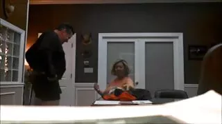 Gražuolė sutiko dalyvauti atskiruose pornografiniuose filmuose, nors iš pradžių labai stengėsi. Viskas pasikeitė, kai Krut kr blondinė solo cums iš neklaužada rankenėlių. Uždeganti meilės kunigė veržiasi, kai įmeta sumanius manekenus į makštį. Geidulinga karamelė atveria burną ir praryja orą, kai pirštai juda vis greičiau ir greičiau, sukeldami geriausius jauno saldainio gyvenimo malonumus.  Saldus kral kr