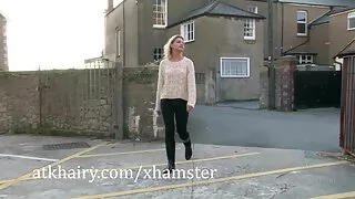 Graži dukra pakliuvom į pirmąjį asmenį ant lovos, tik tėtis turėtų parodyti cutie didelį gaidį.  Mergina iš karto susidomėjo čiulpimu ir po siurbimo sekė Tėtis Pūlingas fuck Kamera