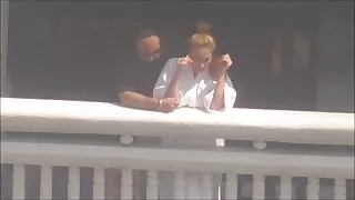 Ponia su dideliais buferiais garsiai dejuos iš stiprios varpos, esančios kalės intymaus plyšio gilumoje. Atlikęs striptizą, krūtinga amerikietė po plaukimo baseine važiuoja draugo Gaidžiu. Tai jaudina ir jaudina abu partnerius, o DIDELIS varžtas pradeda greitai judėti pūlingoje. Oralinis vulgarumas praėjo į makšties stadijąal makšties skylė plečiasi ir užima įspūdingą gaidį viduje.  Trobelė geidulingai rėks ir aikčios iki sėklų išbėrimo ant didelių papų odos.